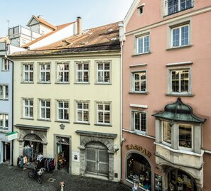 A building with multiple windows, a shop entrance, and a sign that reads 'KASPAR'. - Haus Spiegel - Holiday apartment Inseltraum (Lindau (Bodensee))