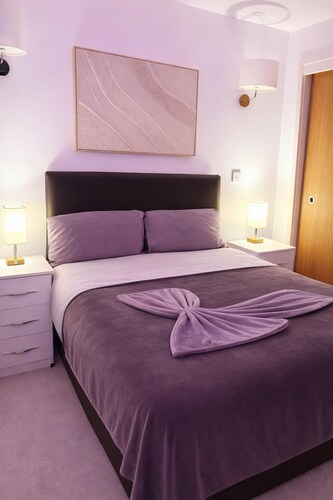 Stylish 2BR Wembley • Balcony • Parking