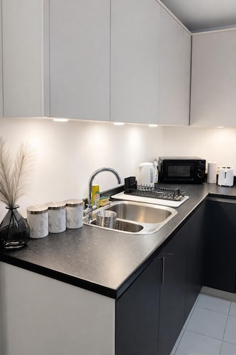Stylish 2BR Wembley • Balcony • Parking