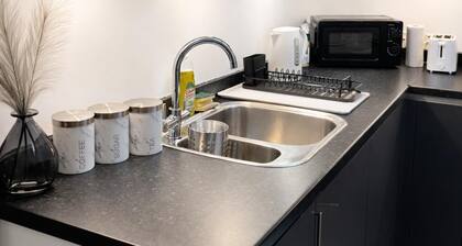 Stylish 2BR Wembley • Balcony • Parking