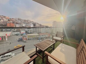 A balcony with a view of a cityscape, a table, and chairs. - Modern & Central Apartment in Taksim w Pool, Gym, Balcony (Istanbul)