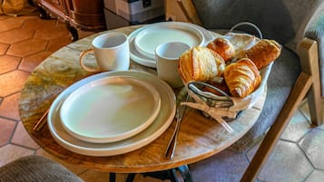 Tägliches inbegriffenes kontinentales Frühstück