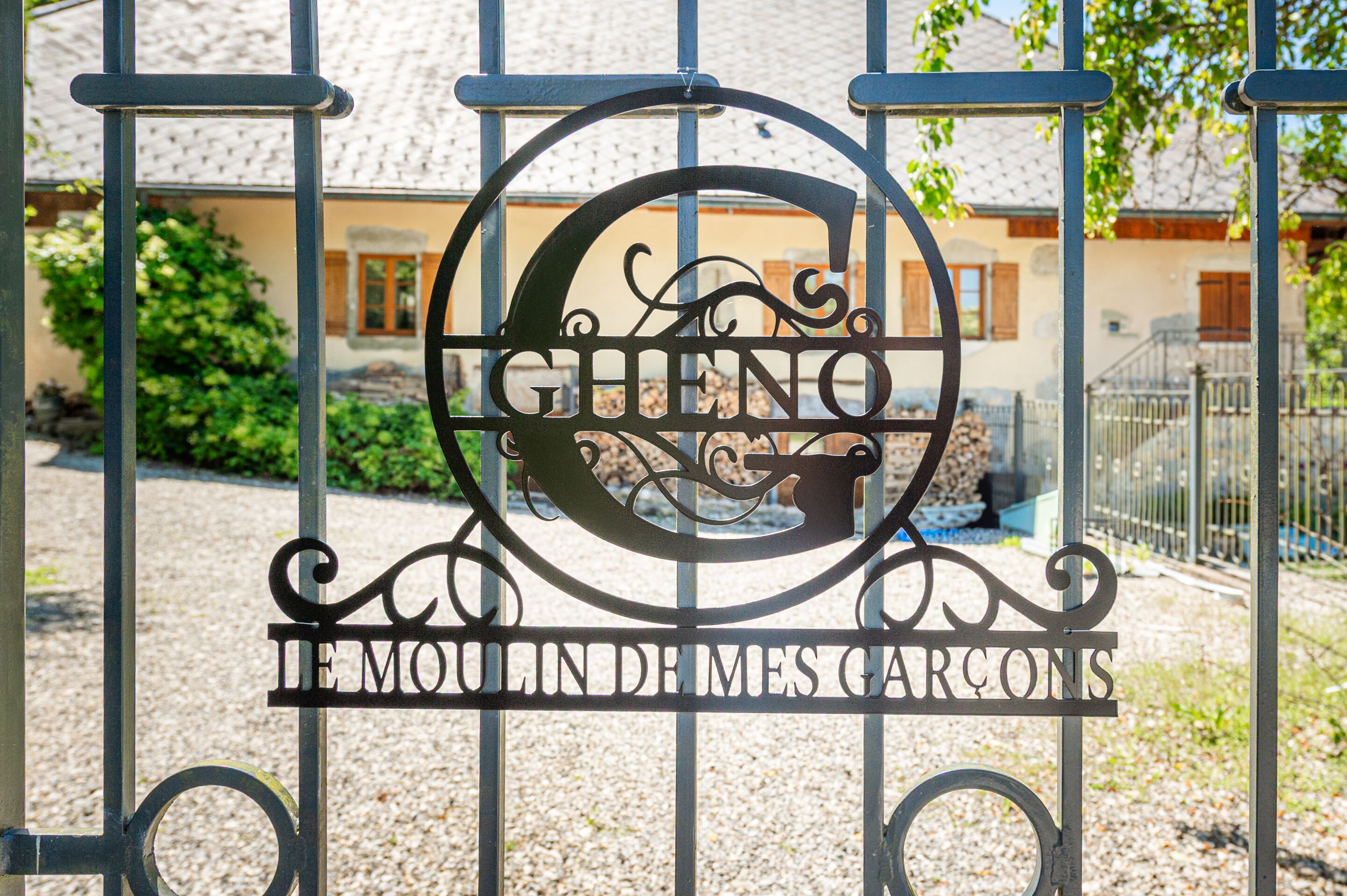 Ein Metalltor mit der Inschrift 'GHENO TEMOLIN DE MES CARCONS'.