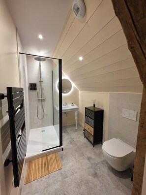 Deluxe dubbelrum - utsikt mot trädgården | Badrum