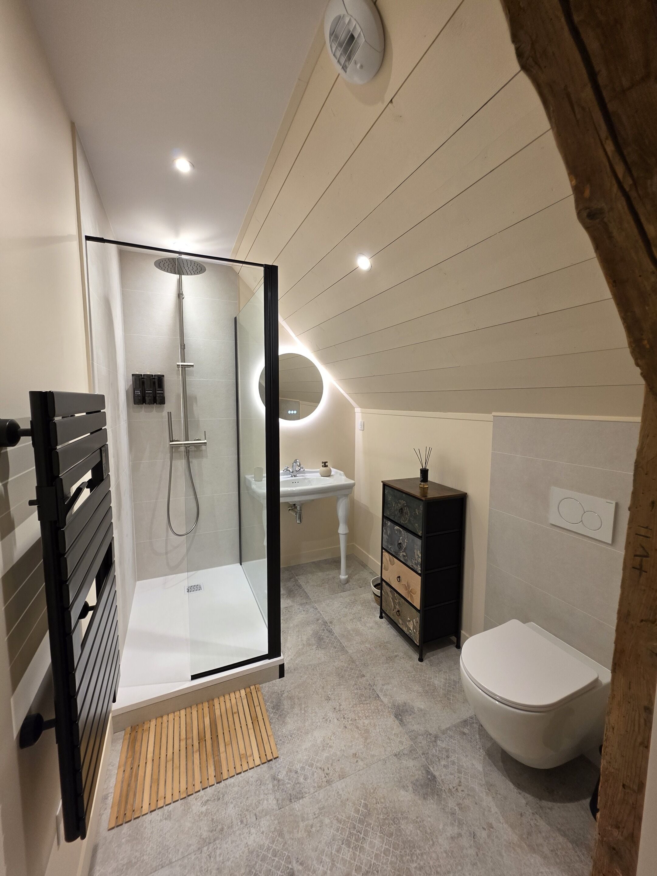 Chambre Double Luxe, salle de bains attenante | Salle de bain | Articles de toilette gratuits, sèche-cheveux, serviettes fournies