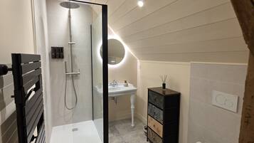 Chambre Double Luxe, salle de bains attenante | Salle de bain | Articles de toilette gratuits, sĂšche-cheveux, serviettes fournies