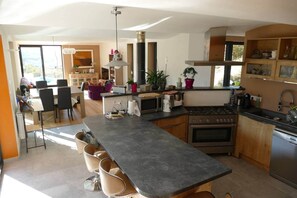 Private kitchen - Architect-designed villa, breathtaking view, 17-meter pool (Cobonne)