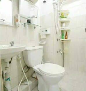 Signature Studio, Multiple Beds, Pool Access, City View | Bathroom - One Metropolitan Place (Pasay)
