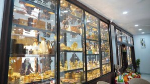 Ein Raum mit einer großen Glassauslage, gefüllt mit verschiedenen Gegenständen.