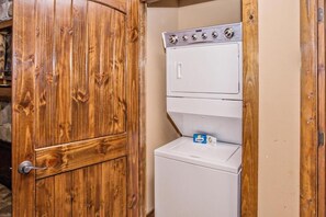 Interior - Cozy 1-bedroom apartment with AC in perfect Pigeon Forge Great Smoky (Pigeon Forge)