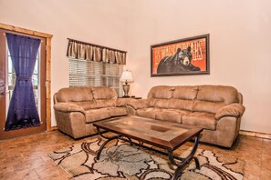 Living area - Cozy 1-bedroom apartment with AC in perfect Pigeon Forge Great Smoky (Pigeon Forge)