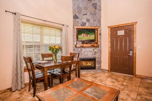 Dining - Cozy 1-bedroom apartment with AC in perfect Pigeon Forge Great Smoky (Pigeon Forge)