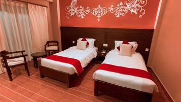 Deluxe Twin Room | Desk, laptop workspace, soundproofing, iron/ironing board