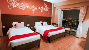 Deluxe Twin Room | Desk, laptop workspace, soundproofing, iron/ironing board