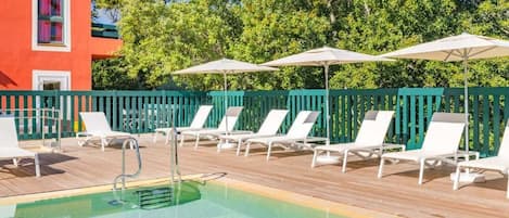 Basic dubbelrum - balkong | Pool | En säsongsöppen utomhuspool, parasoller och solstolar