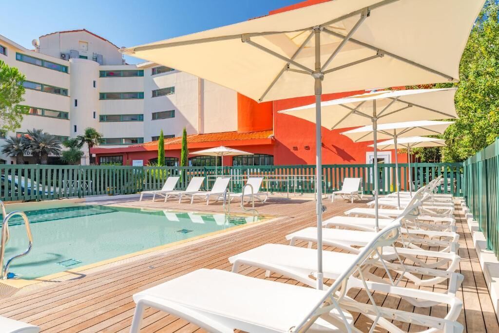 Eenvoudige tweepersoonskamer, balkon | Zwembad | Een seizoensgebonden buitenzwembad, parasols voor strand/zwembad