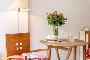 Habitación básica doble, balcón | Restaurantes