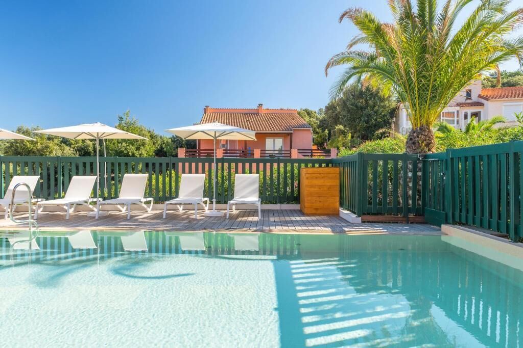 Chambre Double, balcon | Piscine | Piscine extérieure (ouverte en saison), parasols de plage