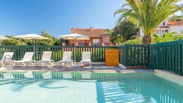 Chambre Double, balcon | Piscine | Piscine extérieure (ouverte en saison), parasols de plage