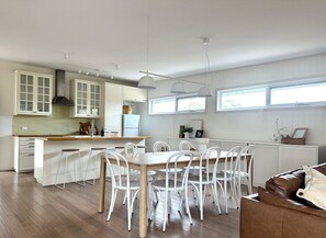 Dining - On the beach, Cowes, Phillip Island, Sleeps (Cowes)