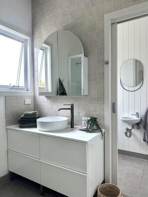 Bathroom - On the beach, Cowes, Phillip Island, Sleeps (Cowes)