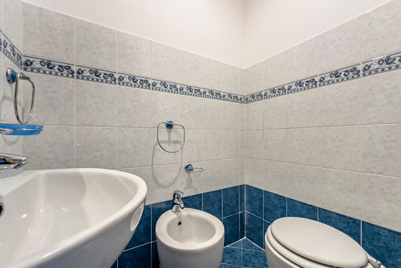 Un bagno con lavandino, bidet e WC.