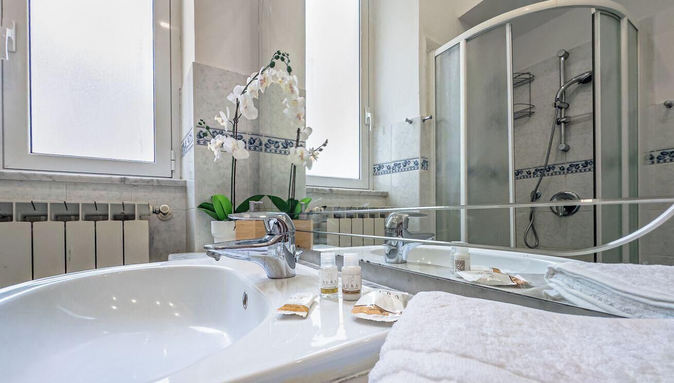 Doccia, bidet, shampoo, carta igienica