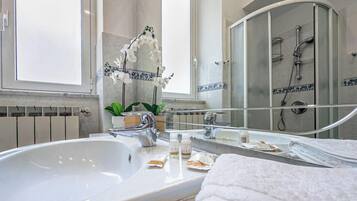 Doccia, bidet, shampoo, carta igienica