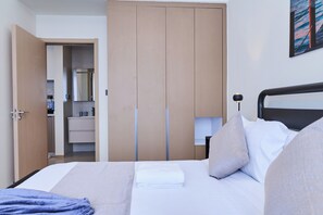 Apartamento, 1 quarto, vista para a cidade | Espaço de trabalho para notebook, ferros/tábuas de passar roupa