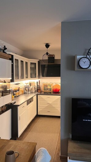 Kahvin-/teenkeitin, jääkaappi, mikroaaltouuni, uuni