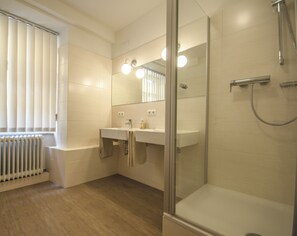 Shower, hair dryer, towels, soap - Haus Spiegel - Mandarin vacation apartment (Lindau (Bodensee))