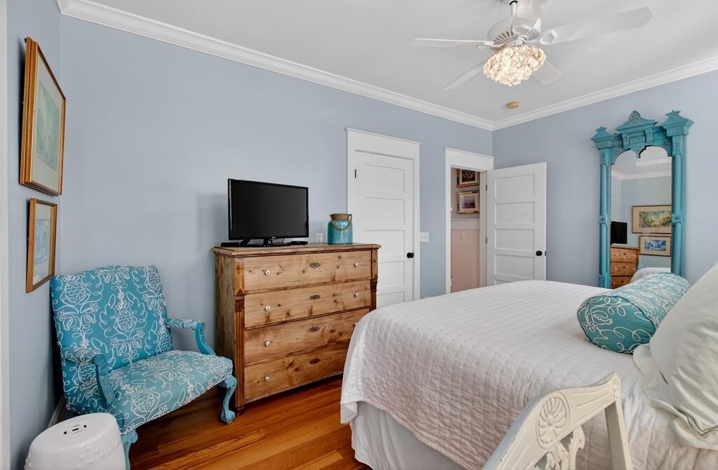 5 bedrooms, desk, iron/ironing board, free WiFi