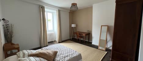 7 Schlafzimmer, BĂŒgeleisen/BĂŒgelbrett, Internetzugang, BettwĂ€sche