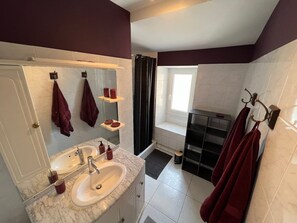 Shower, hair dryer, towels, soap - LARGE FAMILY HOME (Savignac-les-Églises)