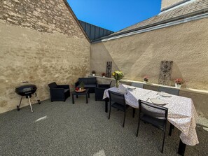 Outdoor dining - Charming welcoming village house - 5 guests (La Chapelle-Saint-Martin-en-Plaine)