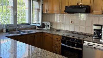 Microwave, oven, dishwasher, coffee/tea maker