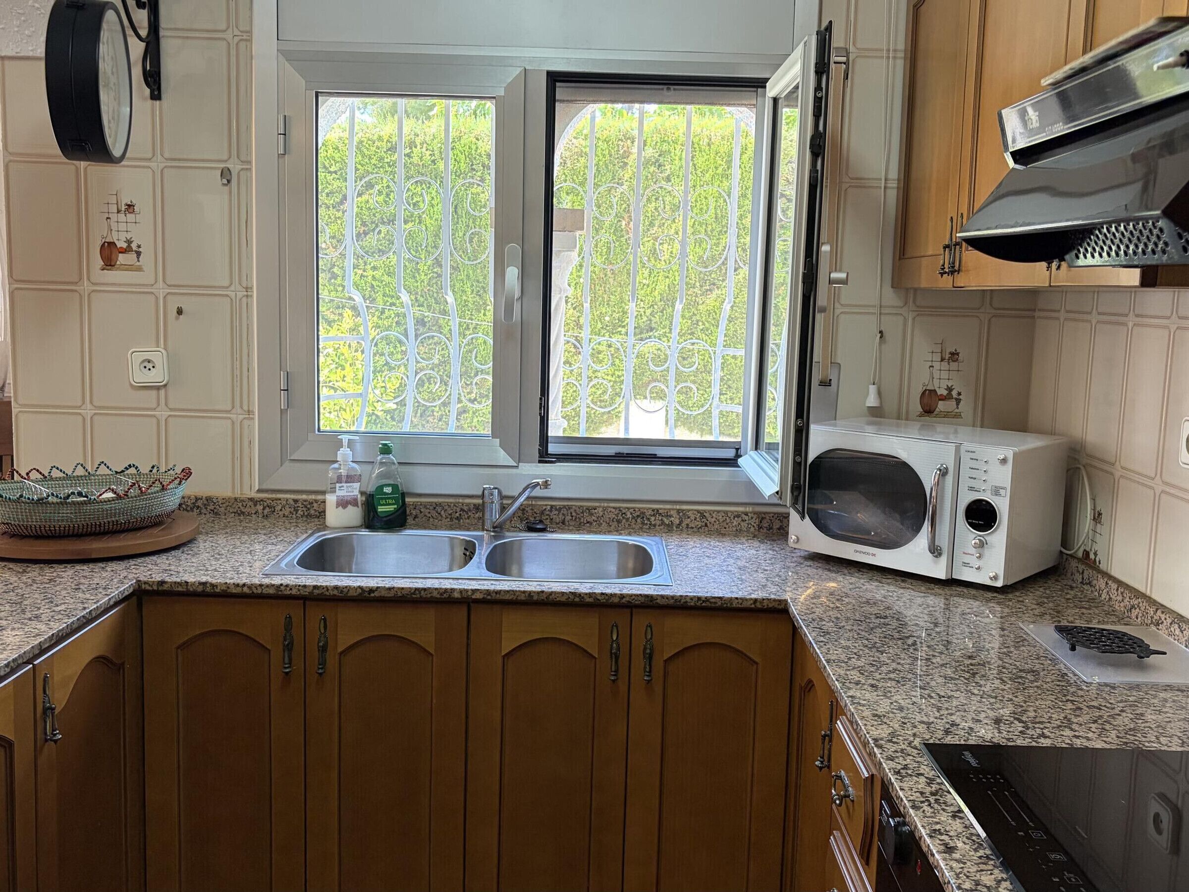 Microwave, oven, dishwasher, coffee/tea maker