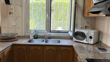 Microwave, oven, dishwasher, coffee/tea maker