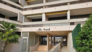 Een meerlaags gebouw met een bordje waarop 'Grand Sud' staat.