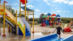 A water play area with slides and a pool. - Mobile home AC - 6 guests (Valloire-sur-Cisse)