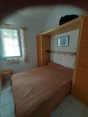 1 slaapkamer, een strijkplank/strijkijzer
