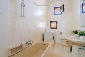 Bathroom - Holiday Home 'Casa Elena in Otranto' with Balcony, Wi-Fi and Air Conditioning (Otranto)