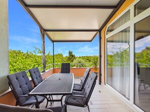 Outdoor dining - Beautiful 3-bedroom apartment Lana in adorable Banjole (Banjole)