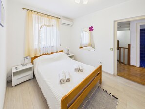 3 bedrooms, iron/ironing board, travel cot, free WiFi - Beautiful 3-bedroom apartment Lana in adorable Banjole (Banjole)