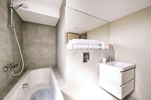 Shower, hair dryer, shampoo - Luxury Chelsea Townhouse (Greater London)