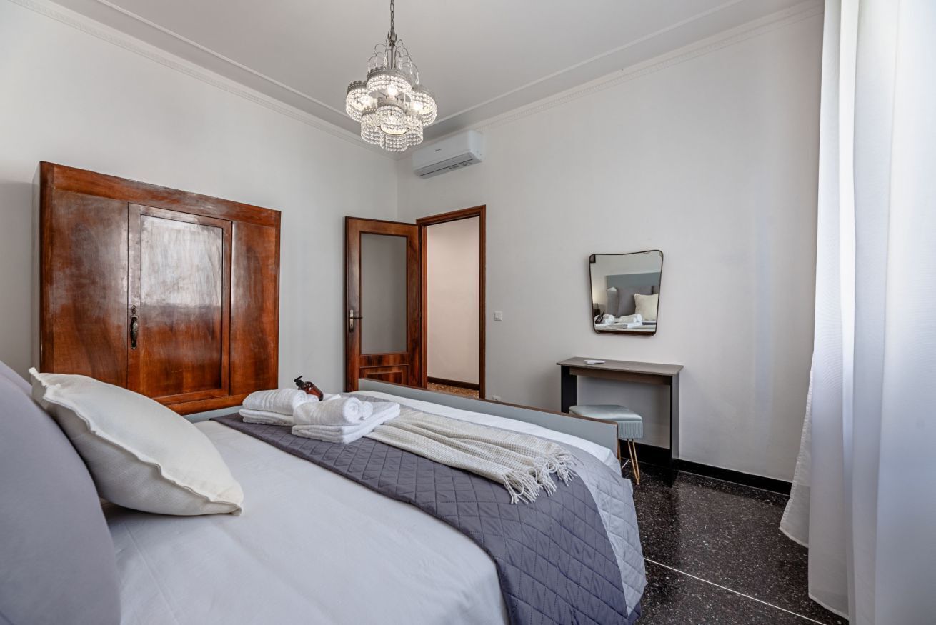 3 habitaciones, escritorio y tabla de planchar con plancha 