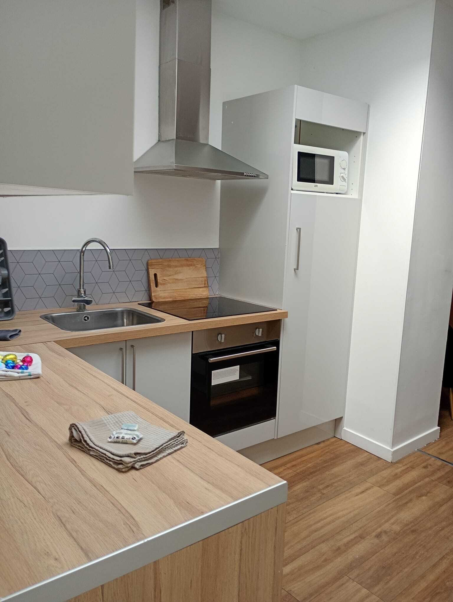 Kühlschrank, Mikrowelle, Herdplatte, Geschirrspüler