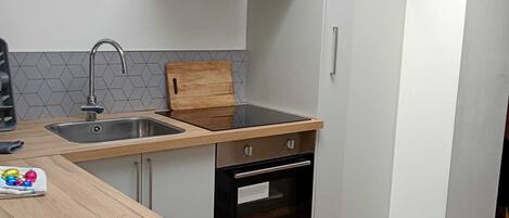 Kühlschrank, Mikrowelle, Herdplatte, Geschirrspüler
