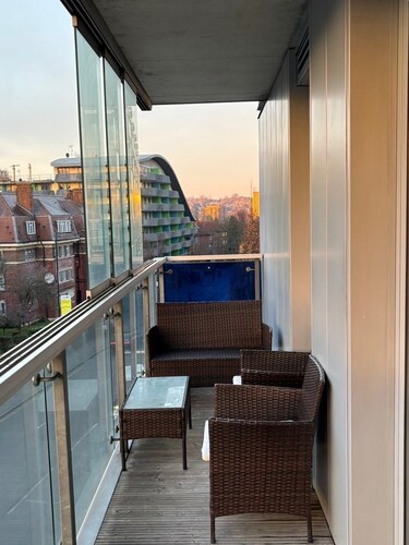 Luxury 2BR Wembley Stadium |Free Parking + Balcony