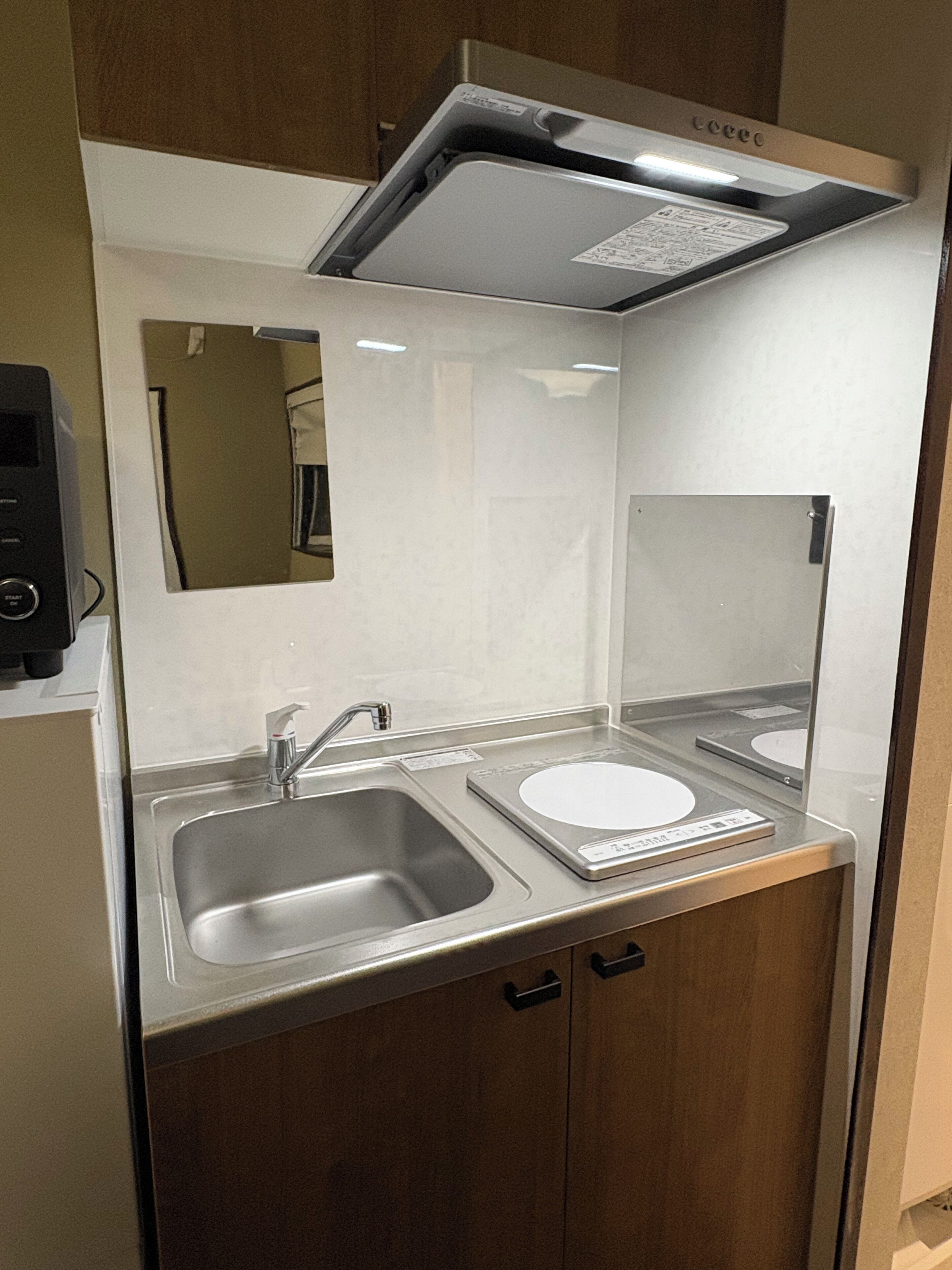 Comfort Apartment | Private kitchen | Microwave, stovetop, cookware/dishes/utensils
